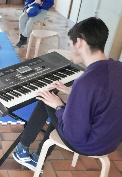 instruments de musicothérapie (kalimba, tambour océan, guitare)